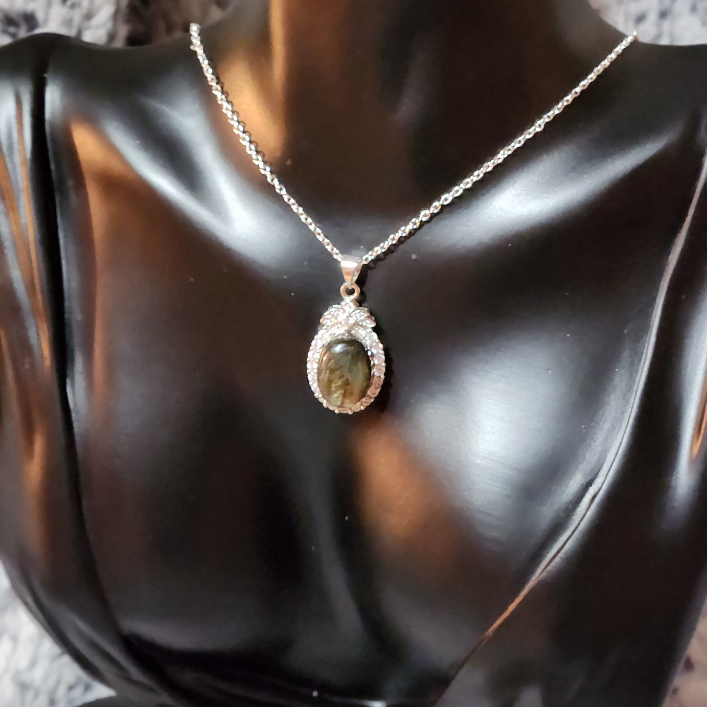 Medium Labradorite Elegant Necklace